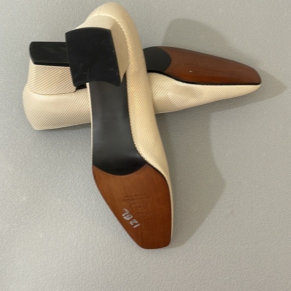 Vintage Stuart Weitzman Cream Block Heels. Size 8.5AA. - Picture 15 of 16